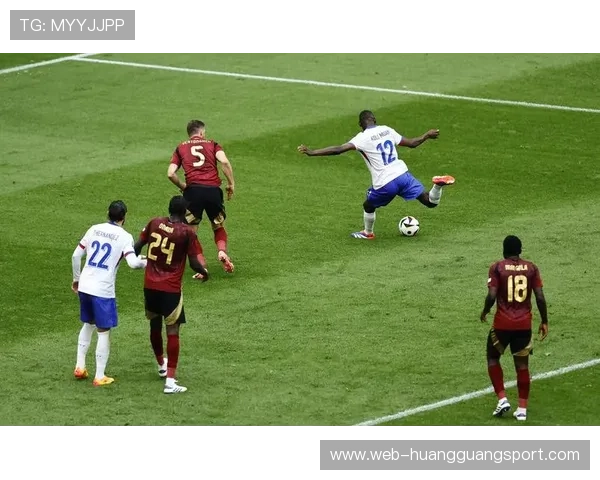 任意球判罚争议：哪些触碰算犯规容易被忽视？