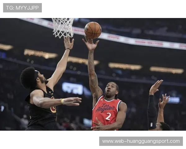 伦纳德利用挡拆拉开空间提升关键时刻三分效率