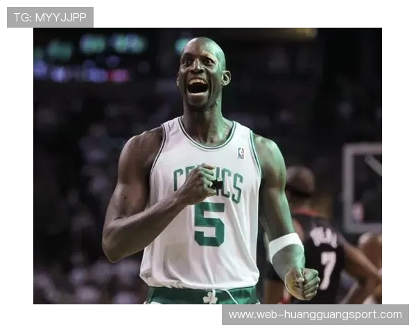 加内特由内线单打转为背打拉开禁区创造队友空位