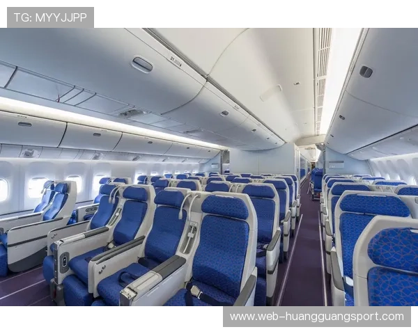 特雷·杨一周三场私人飞机，我朋友坐经济舱怎么活？